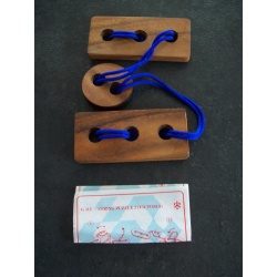 7x Wooden with colored string puzzles 