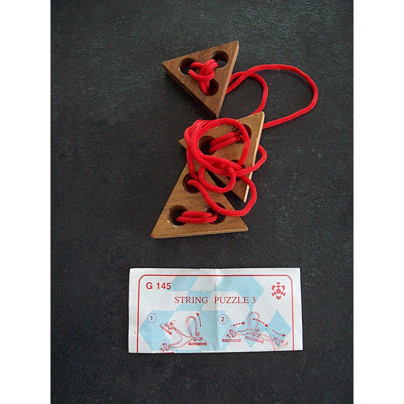 7x Wooden with colored string puzzles 