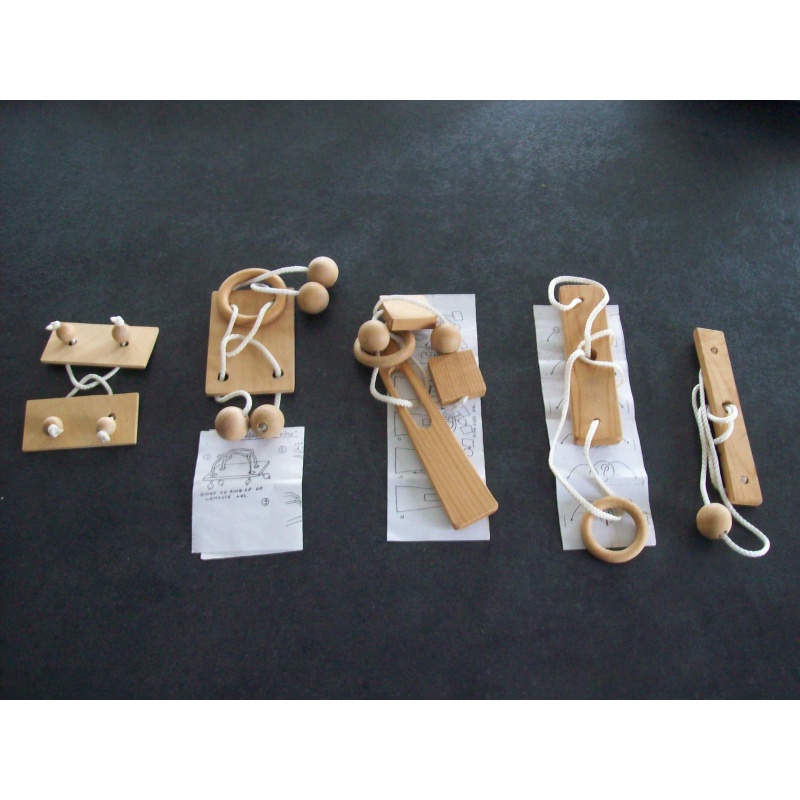 5x Wooden string puzzles