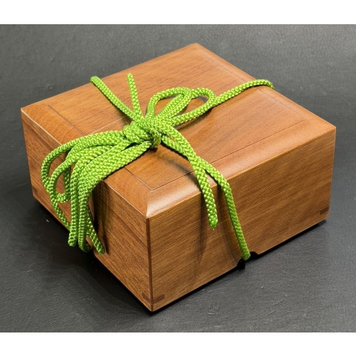 2013 String Box by Fumio Tsuburai (Karakuri Christmas Gift 2013)