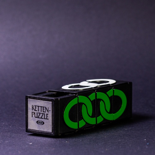 Missing Link / Kettenpuzzle by Steven P. Hanson and Jeffrey D. Breslow