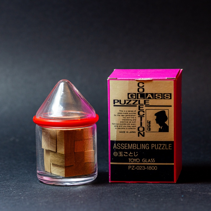 ASSEMBLING PUZZLE by Toyo Glass