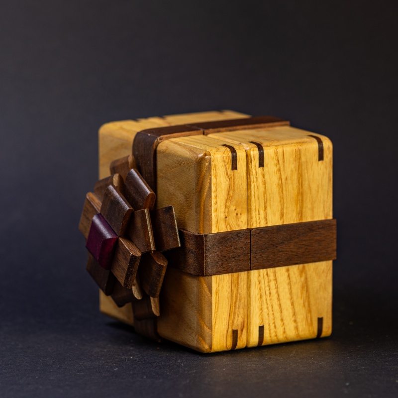 Ribbon Box by Akio Kamei