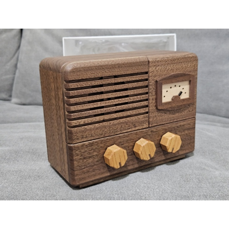 Antique Radio by Iwahara Hiroshi