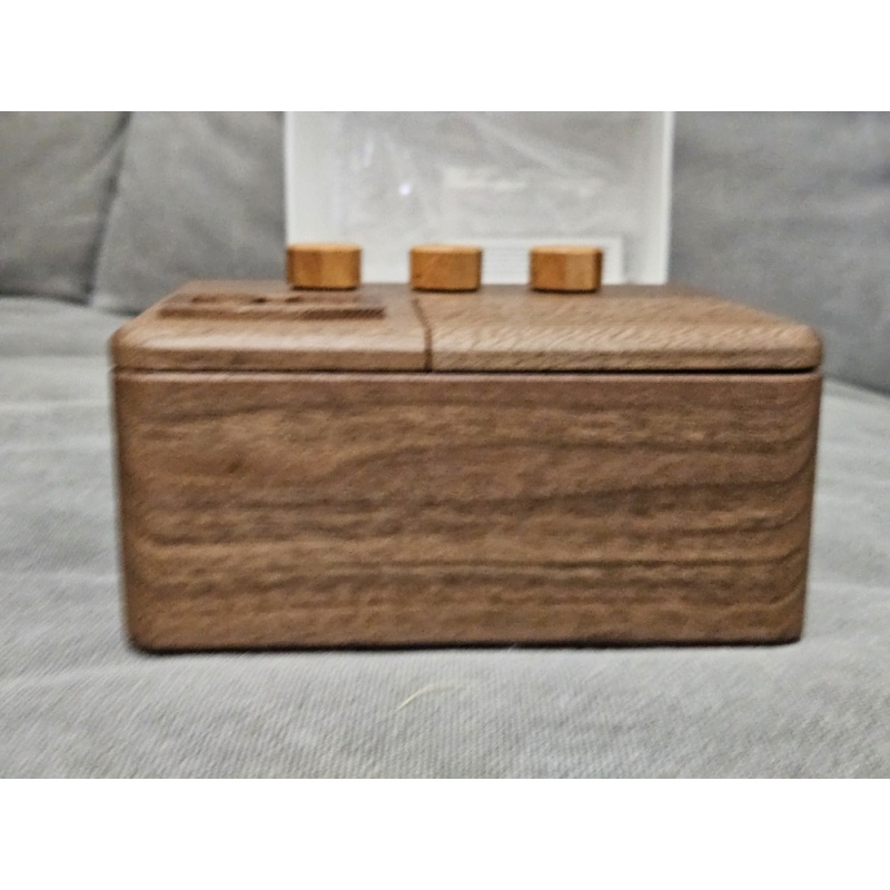 Antique Radio by Iwahara Hiroshi