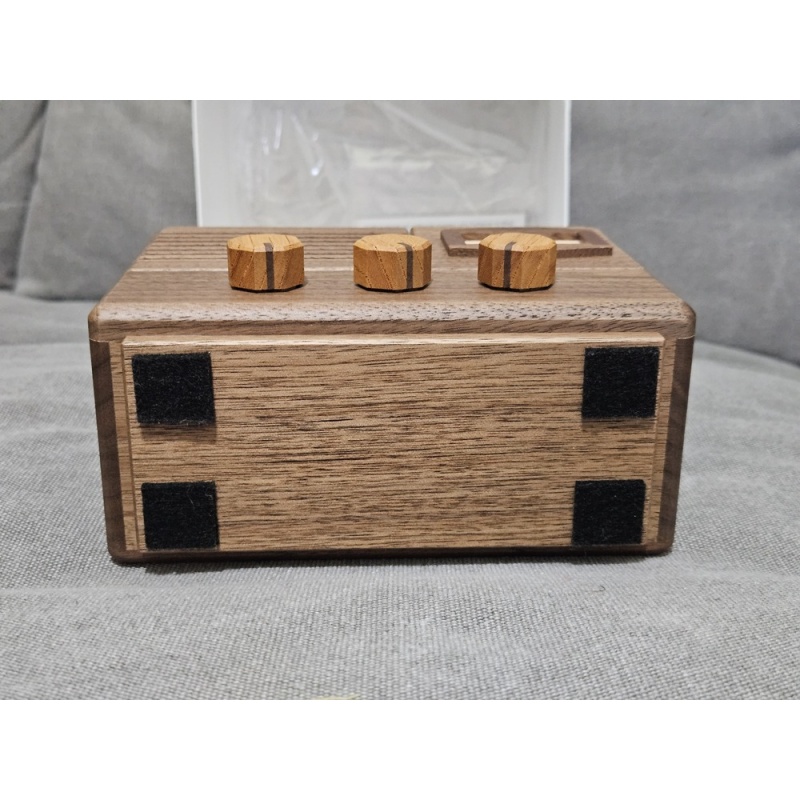 Antique Radio by Iwahara Hiroshi