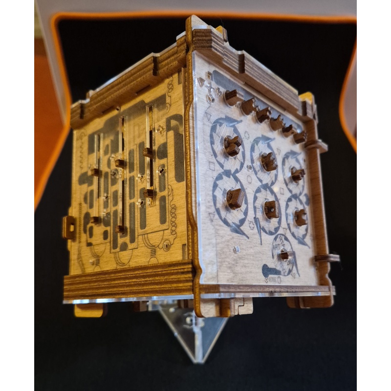 Cluebox - Escape Room in a Box. Cambridge Labyrinth.