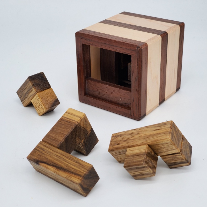 Obstacle Box by Lucie Pauwels and Eric Fuller