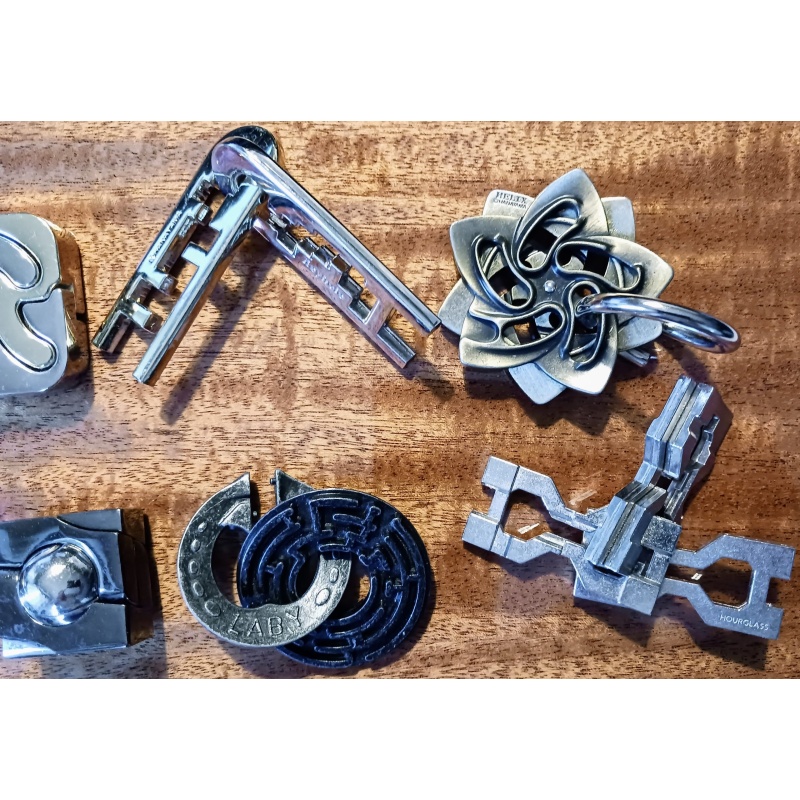 16 Hanayama Huzzle Cast Puzzles