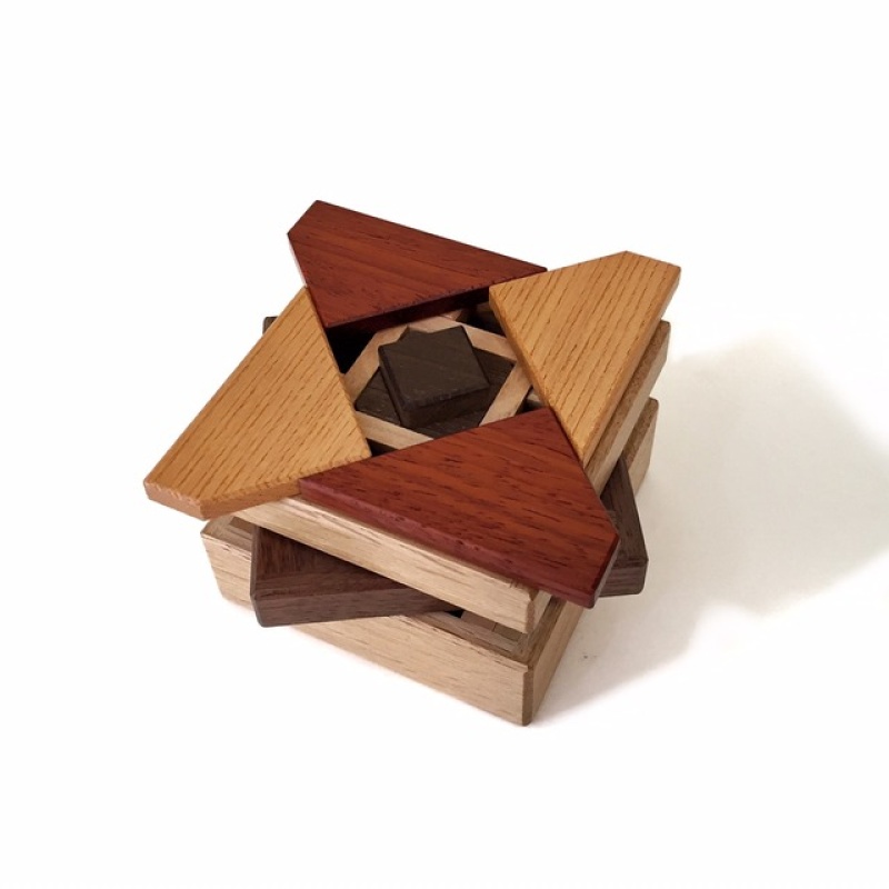 KARAURI sECRET bASE box (Hiroshi Iwahara)