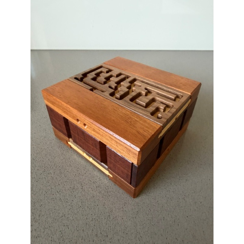 Dual Meanders Box
