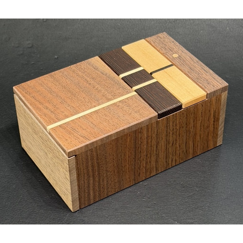 Elevator Box by Hiroshi Iwahara (Karakuri)