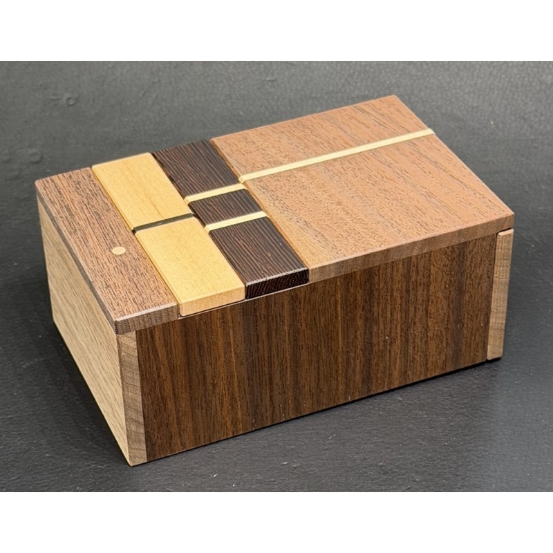 Elevator Box by Hiroshi Iwahara (Karakuri)