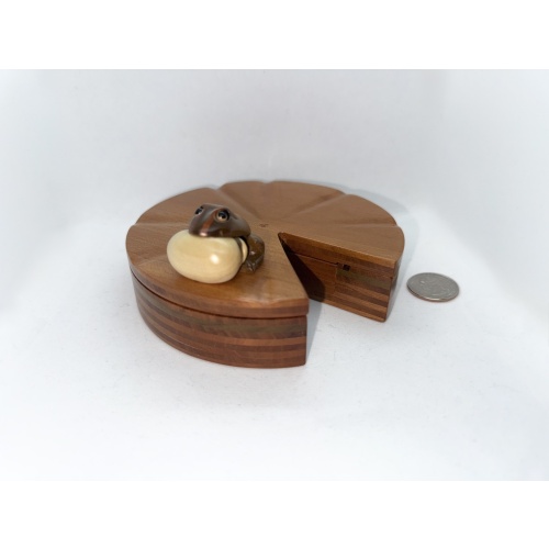 Frog and Lotus - Yasuaki Kikuchi (Karakuri)