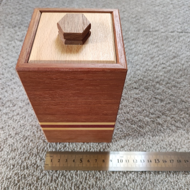Openable Box (S-2) Karakuri Box Hideto Satoh. Puzzle only.