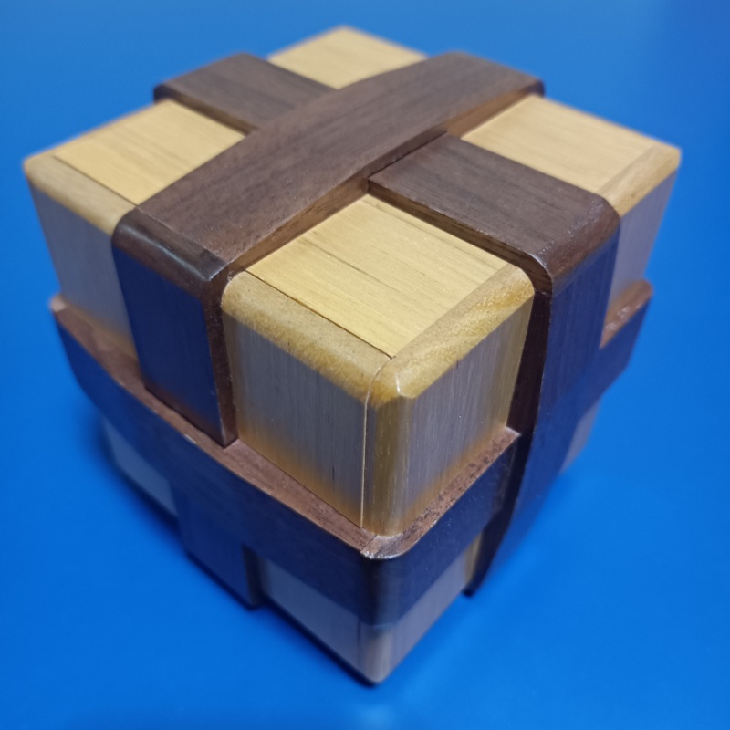 "Parcel Cube"(M-16) Karakuri Box Akio Kamei