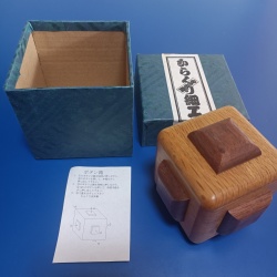 "Botton Box"(M-22) Karakuri Box Akio Kamei