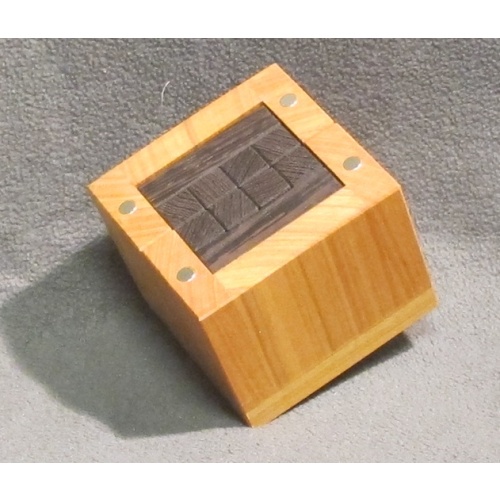 Broken Box - Lucie Pauwels (Pelikan)