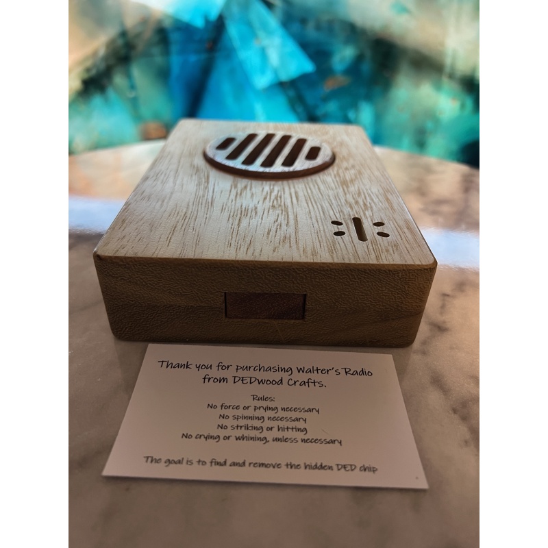 Walters Radio (by DEDwood Crafts/Dee Dixon)