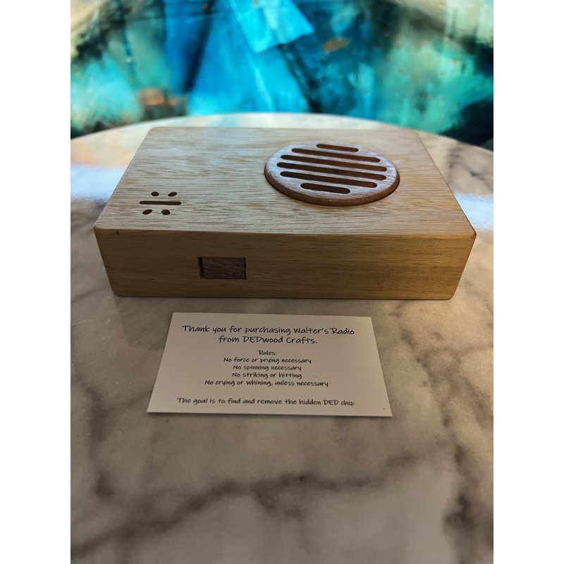 Walters Radio (by DEDwood Crafts/Dee Dixon)