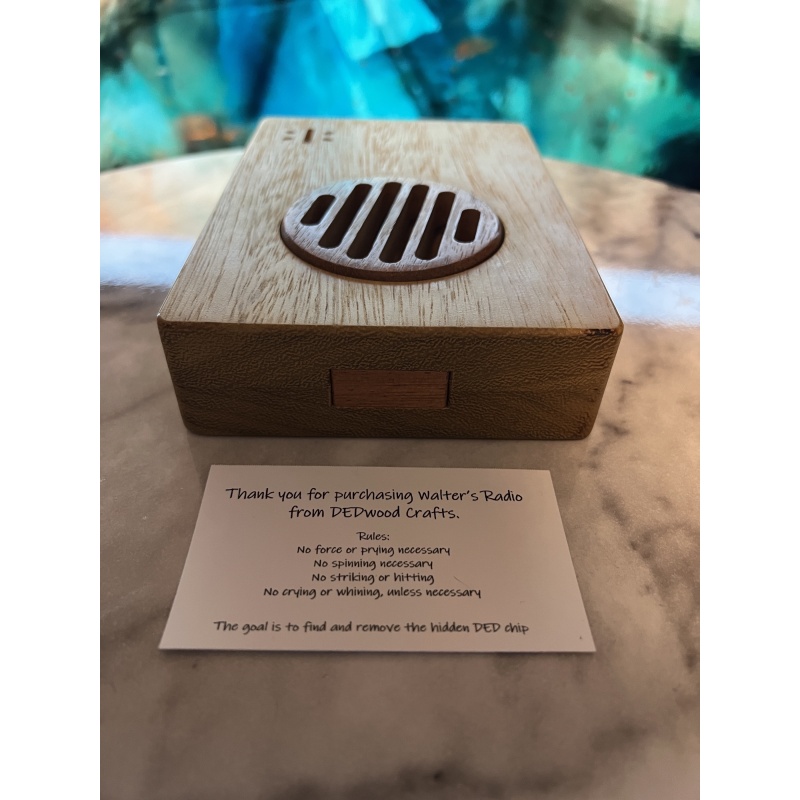 Walters Radio (by DEDwood Crafts/Dee Dixon)