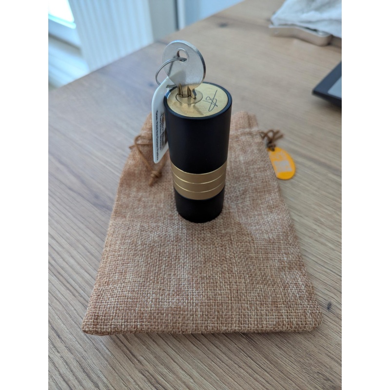 Who dares win - Two Brass Monkeys & Haleslock