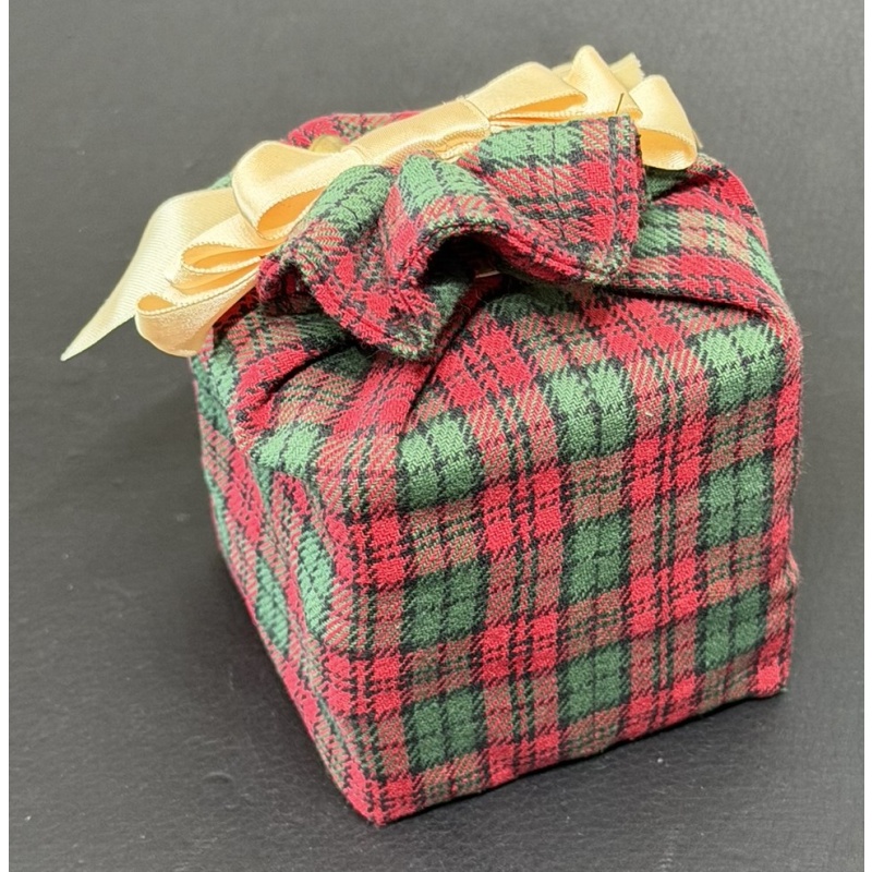 Wrapping Box by Kyoko Hoshino (Karakuri Christmas Gift 2009)