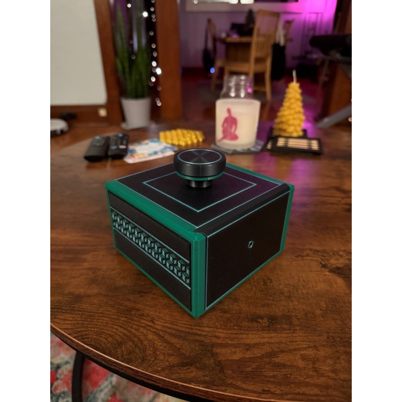 Coast-in Case - Sequential Discovery Puzzle Box - Green/Black/Colorshift Silk Blue/Green