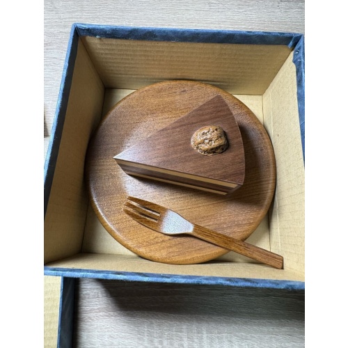 "Cake"(P-13) Karakuri Box Akio Kamei
