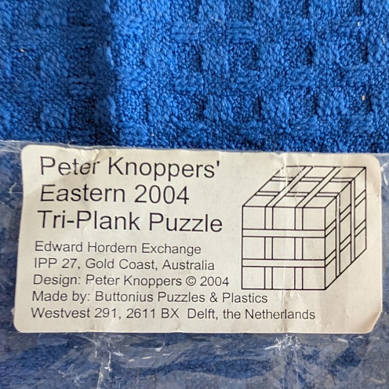 Eastern Tri-Plank Puzzle (IPP27) by Peter Knoppers / Buttonius Puzzles & Plastics